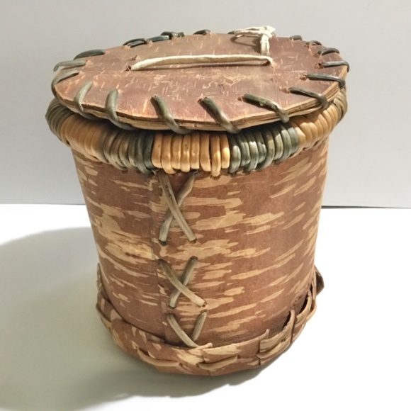 Vintage handmade Birch Bark Basket container with lid - Picture 3 of 8